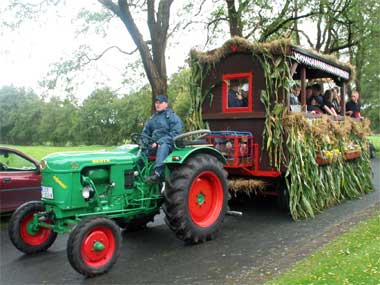 Stefan Korporal zieht den Wagen von "de Pattkreiaen" mit seinem Deutz Bj. 1958