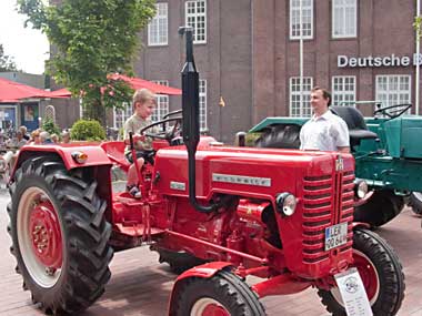Ein junger „Treckerfahrer“